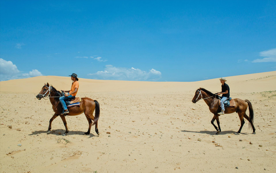 Disfrutar la experiencia de montar a caballo en la provincia de Ninh Thuan (Foto: Revista Ilustrada de Vietnam)
