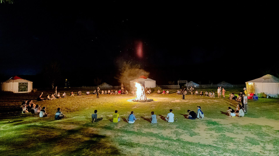 Al llegar a Tanyoli, se puede contemplar el amanecer en el mar por la mañana, la puesta de sol sobre la cima de la montaña por la tarde y reunirse, por la noche, alrededor del fuego parpadeante. La vida diferente de Tanyoli encanta a los viajeros (Foto: Revista Ilustrada de Vietnam)