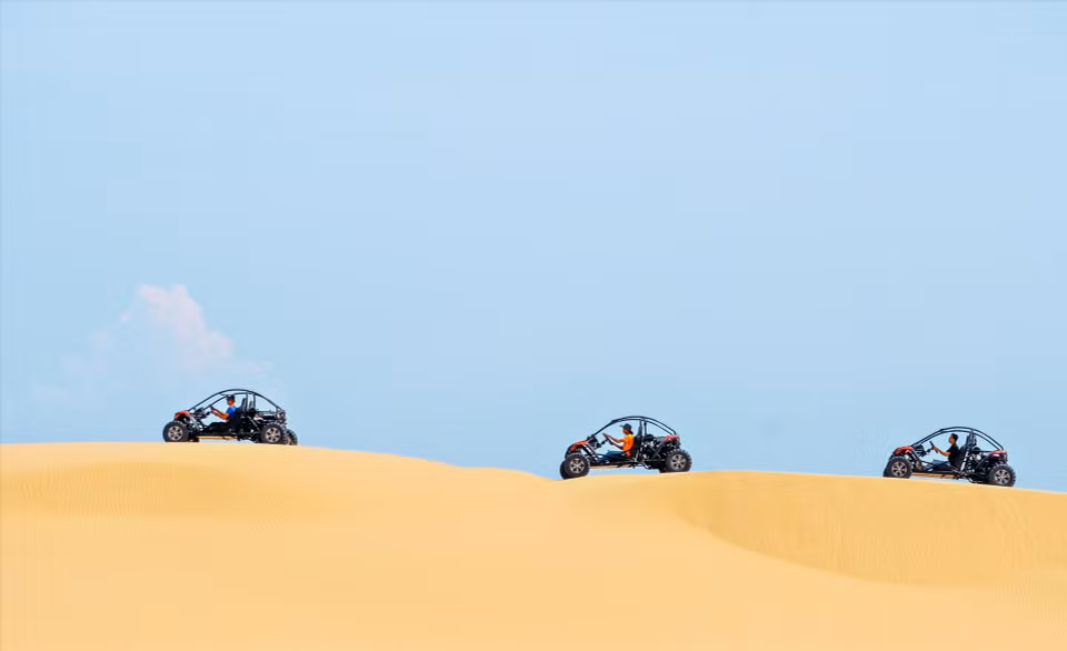 Al visitar Tanyouli, tienes la oportunidad de cruzar el desierto de arena blanca en vehículos todo terreno. La conquista de rutas de arena sobre montículos espectacularmente ondulados brinda una sensación indescriptible, como si fueras a conquistarte a ti mismo y vencer el miedo (Foto: Revista Ilustrada de Vietnam)