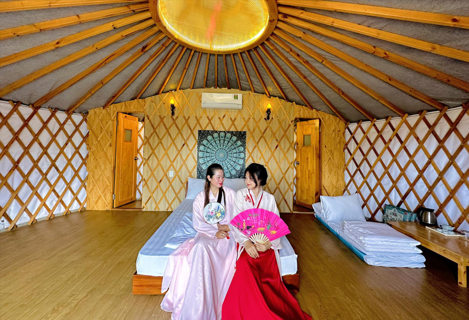 Además de las tiendas mongolas en Tanyoli, también hay casas de madera para pasar la noche (Foto: Revista Ilustrada de Vietnam)