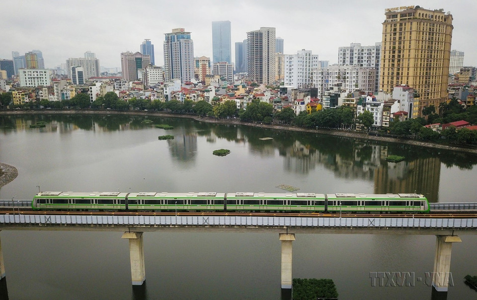 La línea ferroviaria elevada Cat Linh - Ha Dong, que cuenta una longitud de 13,5 kilómetros, entró en funcionamiento el 6 de noviembre de 2021. (Foto: VNA)