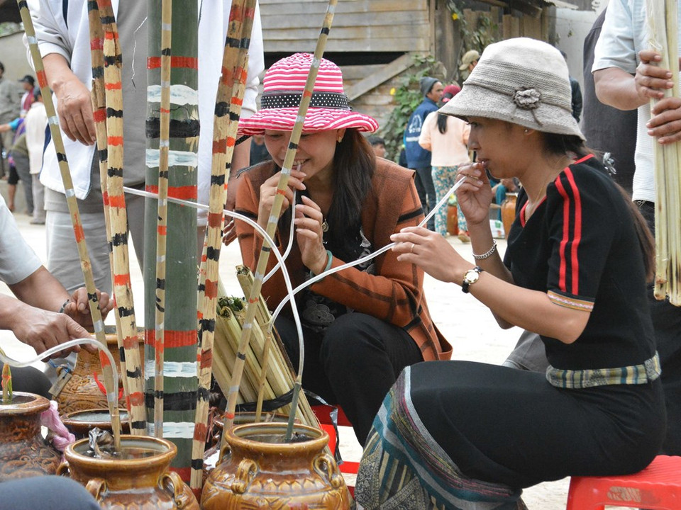 Los lugareños y turistas disfrutan de bebidas y alimentos tradicionales (Fuente: VNA)