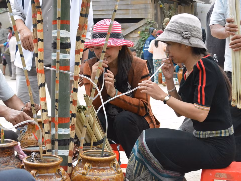 Los lugareños y turistas disfrutan de bebidas y alimentos tradicionales (Fuente: VNA)
