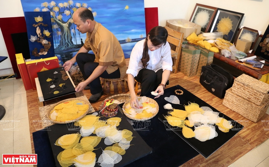 Creación de cuadros de hojas de Bodhi (Foto: VNA)