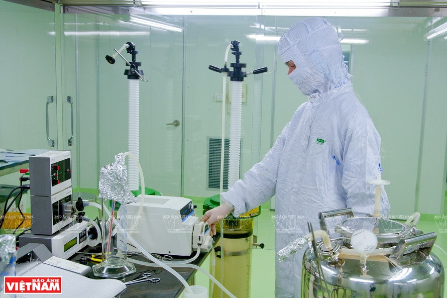 Un técnico toma muestras para evaluar la calidad de la mezcla del cultivo celular (Foto: VNA)