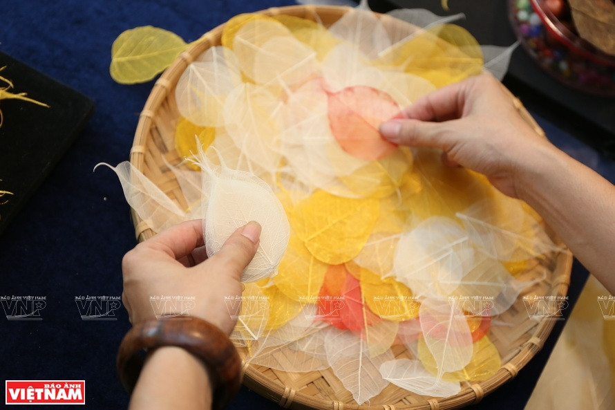 Hojas de Bodhi teñidas de diferentes colores para la elaboración de los cuadros (Foto: VNA)