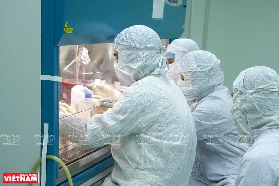 Los técnicos de VABIOTECH trabajan con un sistema de instalaciones y equipos modernos y estándares (Foto: VNA)