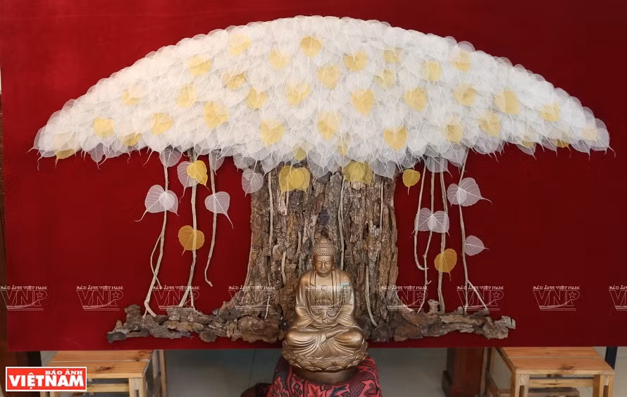 La obra Phat Ngoi Duoi Goc Cay Bo De (Buda sentado bajo el árbol Bodhi) (Foto: VNA)