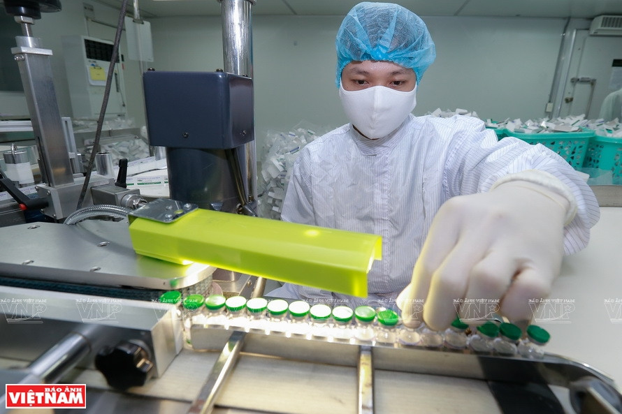 Operación de la máquina de envasado de vacunas (Foto: VNA)