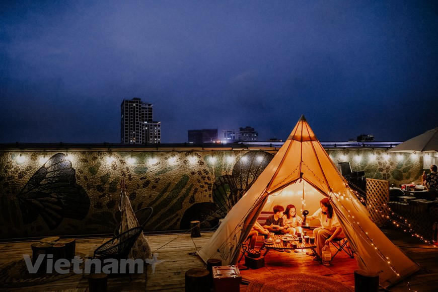 En las carpas, se sirve comida a la parrilla como pollo y ternera, junto con ensaladas, bocaditos, arroz, sopas y frutas al estilo surcoreano. Los clientes pueden optar por cocinar su propia comida si deseen. Especialmente, el glamping no ofrece servicios de wifi, por lo que los visitantes tendrán la oportunidad de conversar con sus amigos después de una larga jornada de trabajo y estudio. Se recomienda a las personas llevar un abrigo ligero cuando visitan el glamping, pues puede hacer un poco de frío por la noche. Para disfrutar de las comodidades de este sitio, los clientes deben pagar 792 mil VND (unos 35 dólares), que incluye el alquiler del campamento y los servicios de comida y bebida. (Foto: Vietnam+)