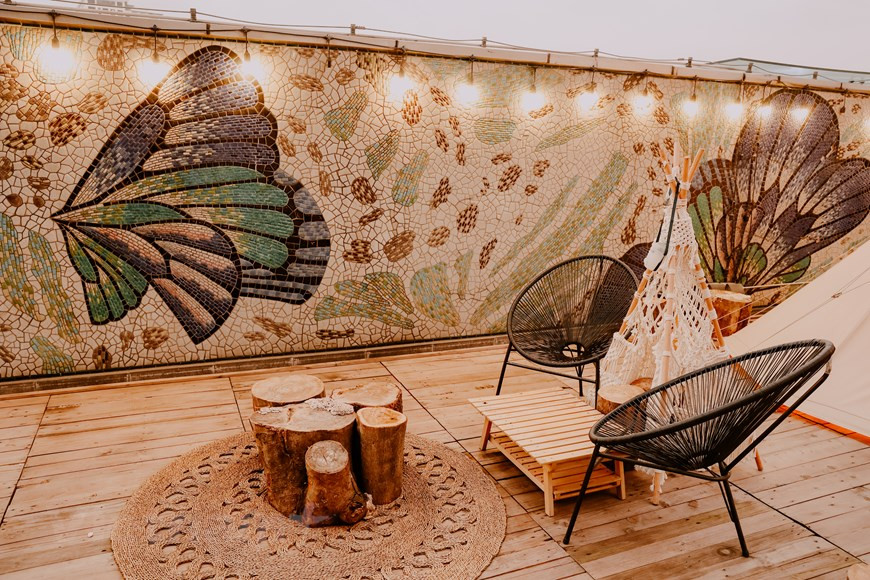 Ubicado en el séptimo piso del edificio Lotte Center en Hanoi, el glamorous camping cuenta con alrededor de 100 metros cuadrados e instalaciones para brindar las mejores experiencias a los clientes. En este sitio, los visitantes pueden reunirse para disfrutar de una barbacoa en las cabañas, tomar una bebida con sus amigos, escuchar música y apreciar la vista panorámica de la capital vietnamita al anochecer. In Byung-chun, ciudadano de Corea del Sur y propietario de este lugar, dijo que la idea la inspiró su pasatiempo personal. Al principio, comenzó con la venta de artículos especializados para los picnics y luego se le ocurrió brindar las experiencias de camping en la ciudad. (Foto: Vietnam+)