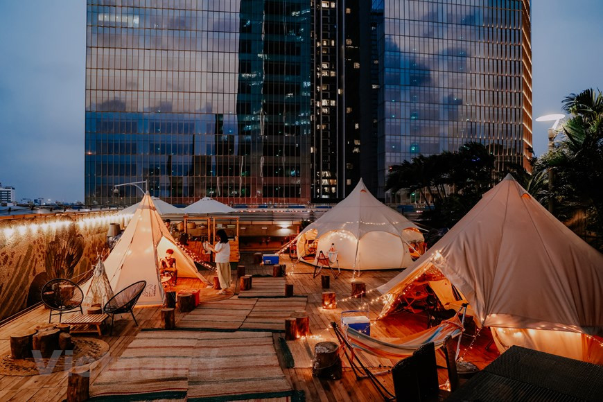 Glamping, término acuñado a finales del siglo XIX, es una fusión de las palabras inglesas glamour y camping. Se trata de un sitio para disfrutar de la naturaleza y la libertad que proporciona la acampada, sin renunciar por ello a las comodidades y los atractivos de los alojamientos más sofisticados. El movimiento “glamorous camping” está creciendo y no muestra signos de desaceleración. En los últimos años, este tipo de servicio ha comenzado a popularizarse en Vietnam, acaparando la atención de muchos amantes de los viajes, especialmente los jóvenes. Este sitio cuenta con todas las comodidades y atractivos para brindar experiencias inolvidables a los visitantes. El propietario del glamping es un ciudadano de Corea del Sur. (Foto: Vietnam+)
