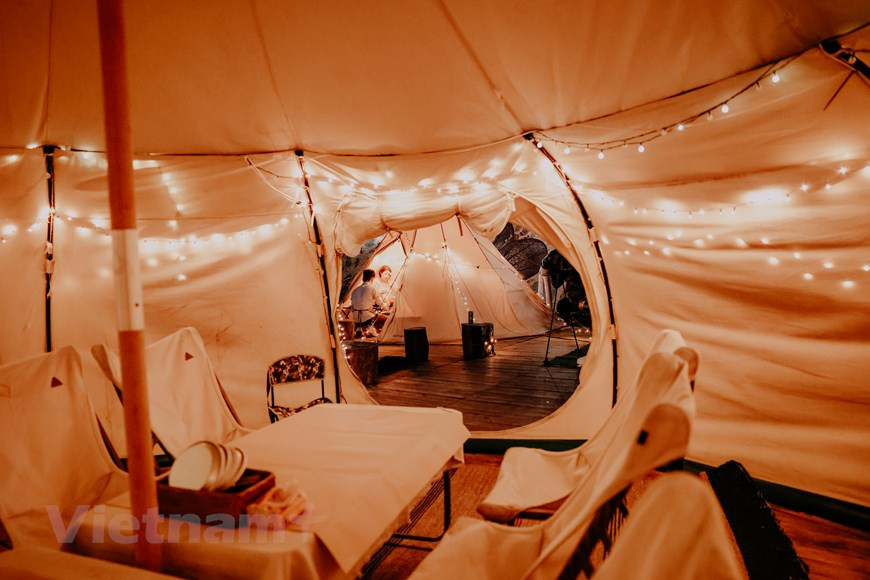 El glamping atrae el interés de muchas personas, puesto que brinda muchas experiencias divertidas y peculiares. Al llegar a esta área de glamping en Hanoi, los huéspedes, además de disfrutar del espacio al aire libre y fresco, podrán experimentar una sensación diferente a la que ofrece una acampada normal. El sitio se divide en tres partes, con el camping en el centro, la zona de barbacoa al aire libre para los grupos de personas que desean preparar su propia comida, y el área de cocina, donde los camareros elaboran platos para los comensales. Aquí, se ofrece una amplia gama de servicios. Las fiestas en este glamping se prolongan hasta las 23:00 (hora local). (Foto: Vietnam+)