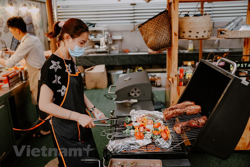 El glamping ofrece una amplia gama de servicios como comida, bebidas y música. Incluso si los clientes desean cocinar su propio plato, este lugar también tiene preparadas las parrillas y objetos para que los visitantes los experimenten por sí mismos. Al principio, este campus de más de 100 metros cuadrados era solo un área de macizo de flores. Después de varias renovaciones, ahora se ha convertido en un lugar especial para acampar, que cuenta con tres carpas con una capacidad para albergar de cuatro a 12 personas cada una. El gerente del sitio dijo que el glamping solo atiende a los clientes de las 18:00 a las 23:00 (hora local), excepto los domingos, que abre desde el mediodía. (Foto: Vietnam+)