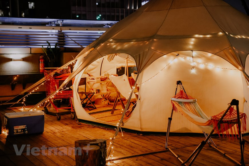 Glamping, conocido también como camping con comodidades, boutique camping, luxury camping, comfy camping e incluso posh camping, es una forma de turismo de naturaleza que ofrece a los clientes estar en contacto directo con el entorno sin renunciar al confort y el bienestar. Se trata de un nuevo término adoptado por los entusiastas de los viajes en los últimos años. El glamping posee todas las comodidades lujosas, pero en forma de tiendas de campaña. Es una versión mejorada de la acampada tradicional. Algunos sitios ofrecen servicios con los estándares de los resort de alta calidad. En los últimos años, este tipo de servicio ha comenzado a popularizarse en Vietnam, acaparando la atención de muchos amantes de los viajes. (Foto: Vietnam+)