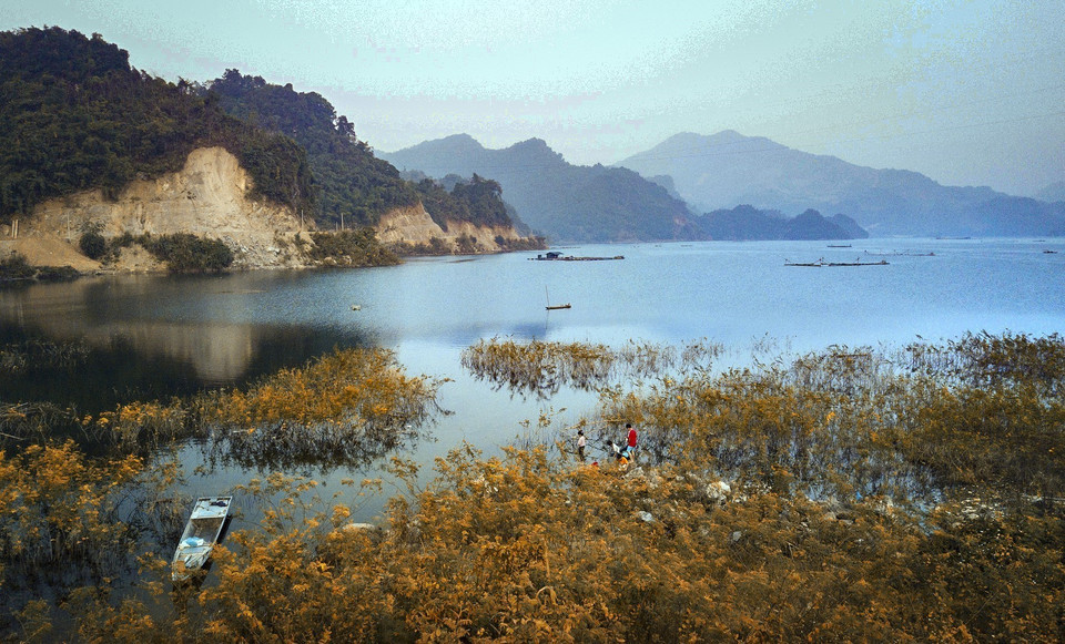 La belleza poética del lago Hoa Binh en otoño. (Foto: VNA)