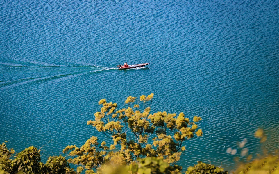 Lago Hoa Binh en una tranquila tarde de otoño. (Foto: VNA)