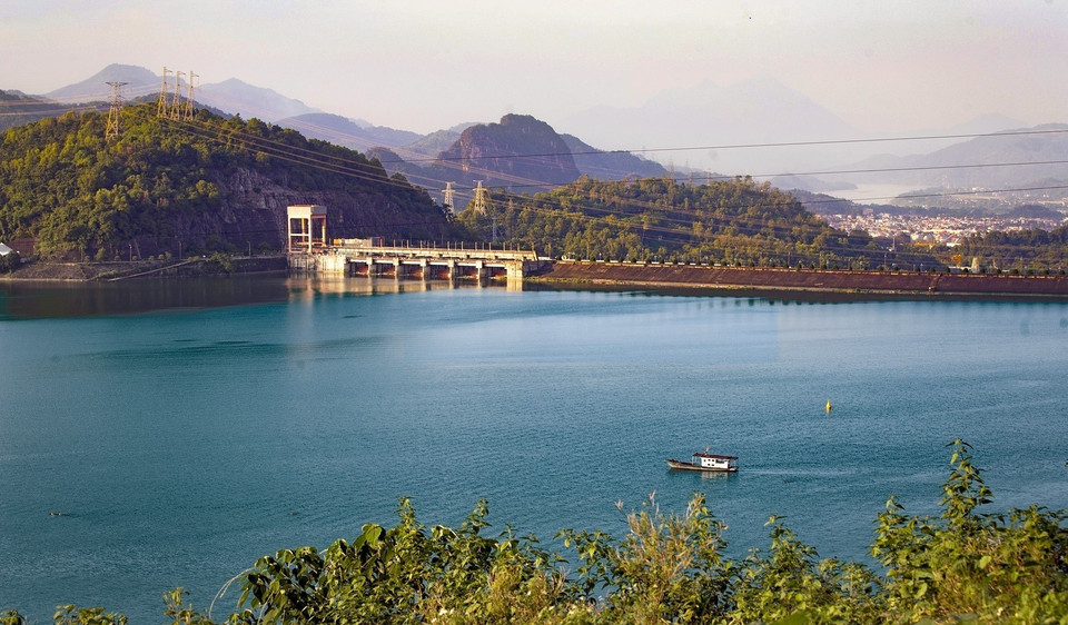 Paisaje de aguas arriba de la central hidroeléctrica de Hoa Binh. (Foto: VNA)