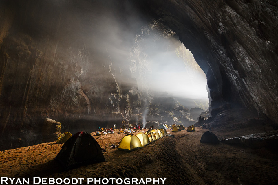 Camping dentro de Son Doong. (Foto de Ryan Deboodt)