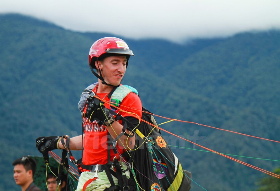 Sami, un alemán, está listo para lanzarse hacia el vacío. (Fuente: VNA)