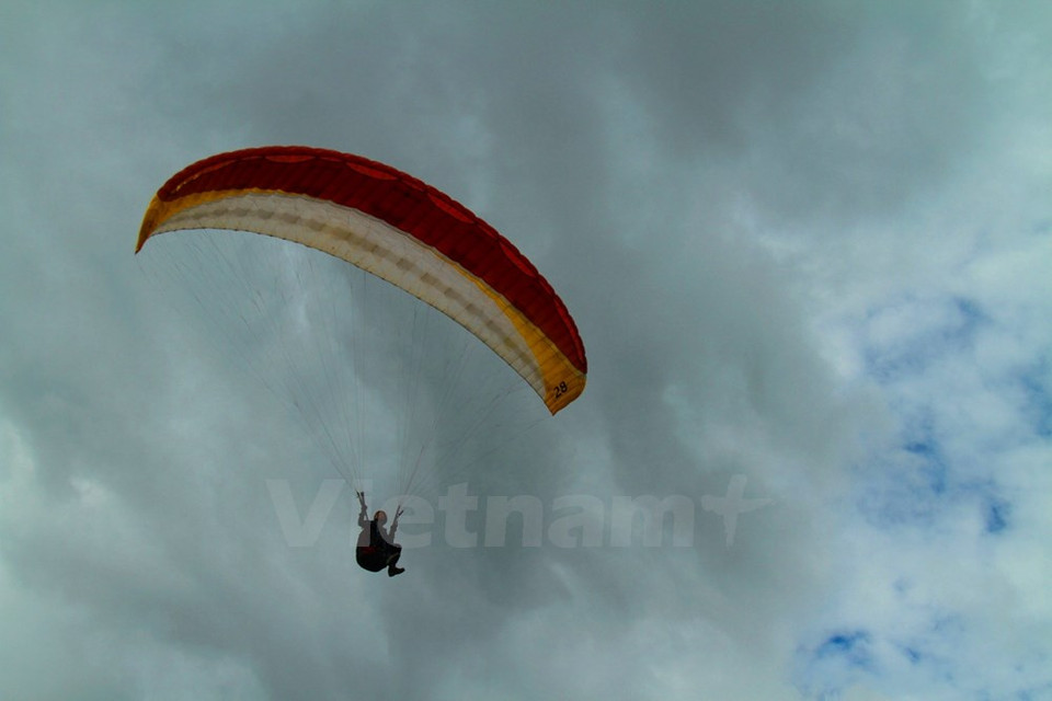 Un paracaidista disfruta la aventura en el aire. (Fuente: VNA)