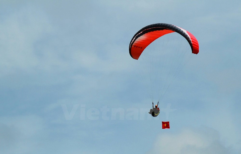 El orgullo de volar junto con la bandera de la Patria (Fuente: VNA)
