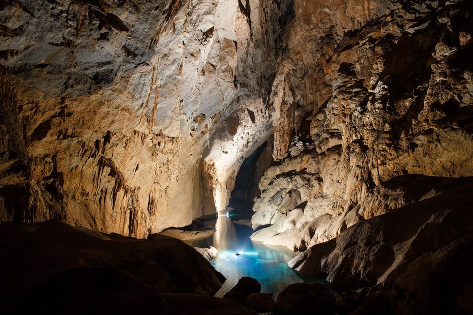 Un gran lago dentro de Son Doong (Foto de Ryan Deboodt)