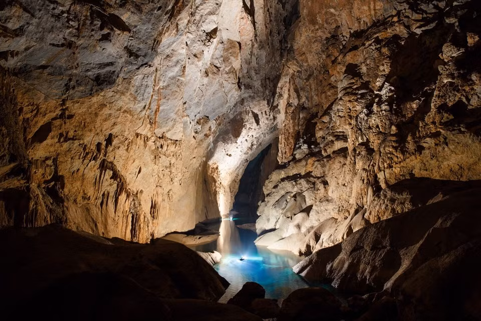 Un gran lago dentro de Son Doong (Foto de Ryan Deboodt)