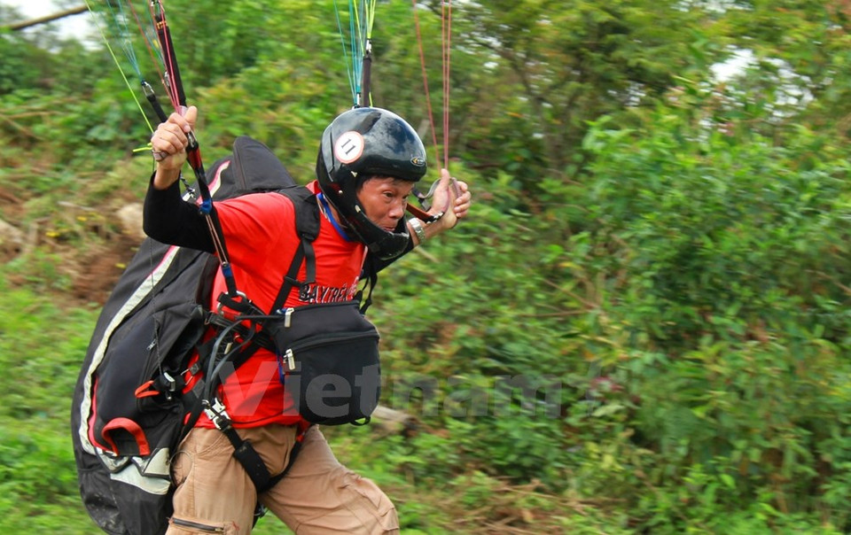 Señor Nam, el miembro más anciano del club Vietwings Hanoi, realizó con éxito su vuelo. (Fuente: VNA)
