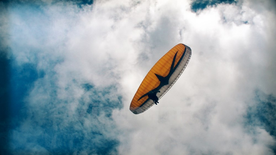 Este parachute parece un pájaro revoloteando en el cielo. (Fuente: VNA)