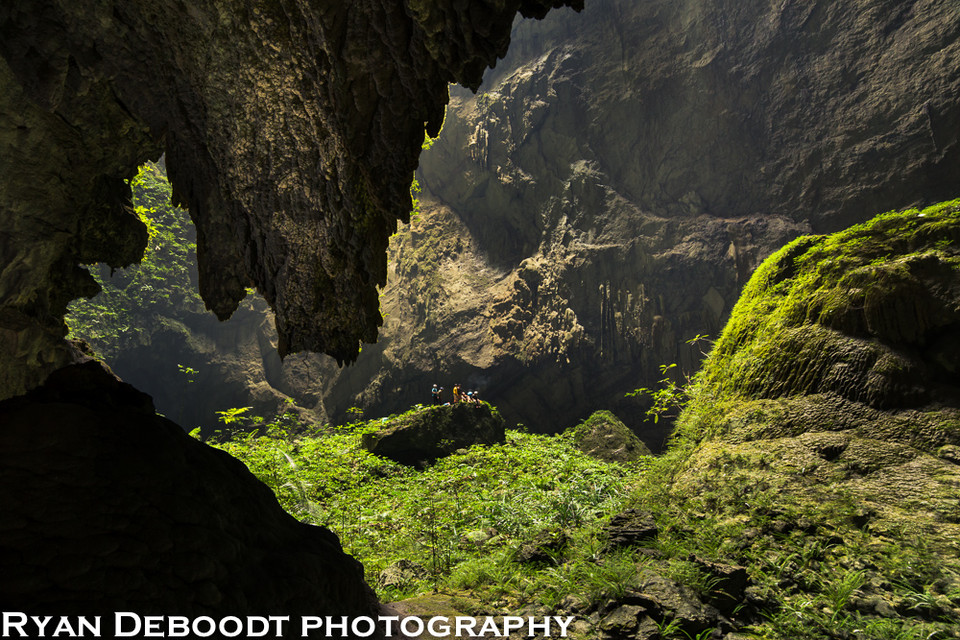 Exploradores en la cima de la primera dolina (Foto de Ryan Deboodt)