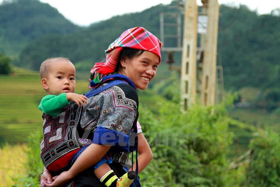 Una mujer de la etnia Mong está interesada en los performances (Fuente: VNA)