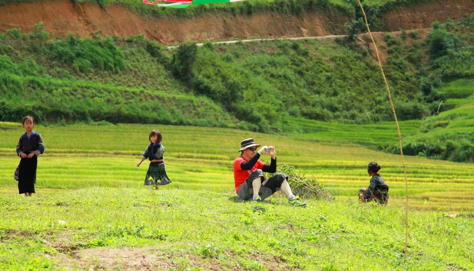 Mientras, un extranjero espera a su compañero en el campo de aterrizaje. (Fuente: VNA)