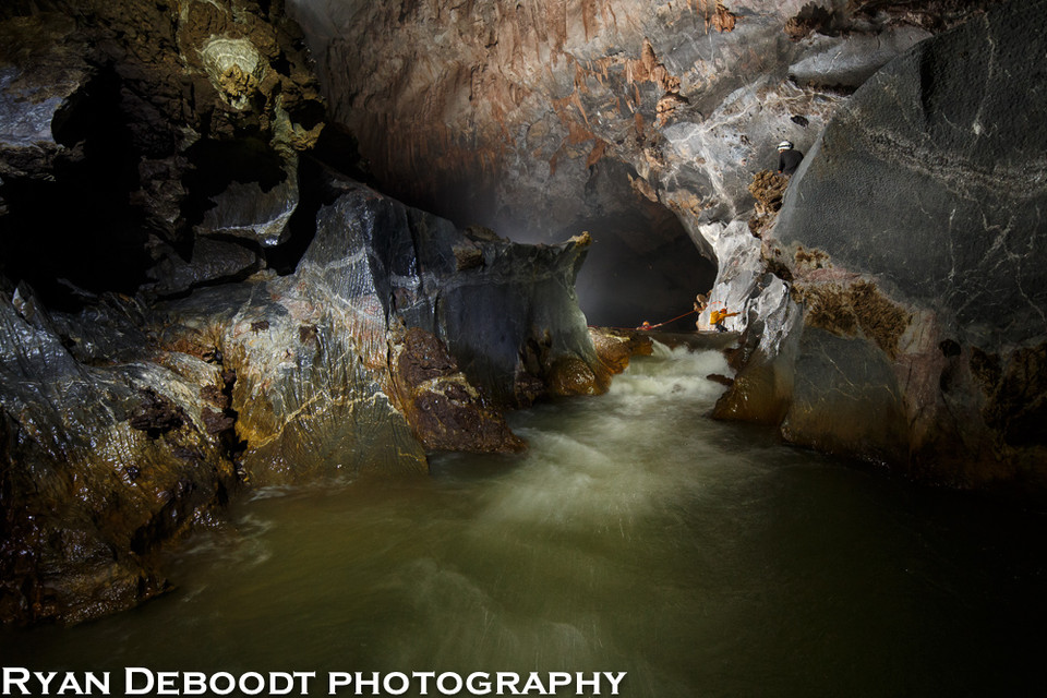 El primer río que encuentra el fotógrafo al entrar en Son Doong (Foto de Ryan Deboodt)