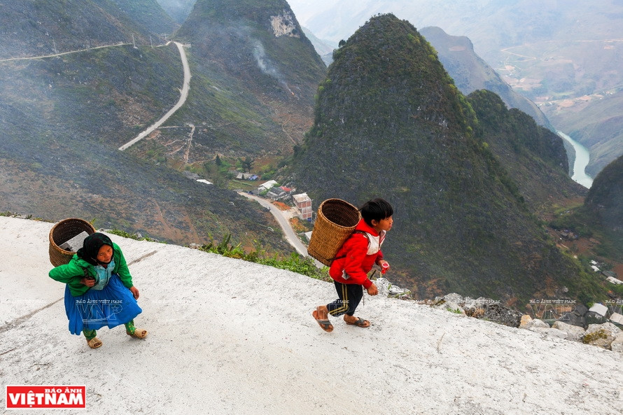 En el camino hacia los Acantilados Blancos, se puede ver el majestuoso paisaje natural en la zona del paso de Ma Pi Leng. (Foto: VNA)