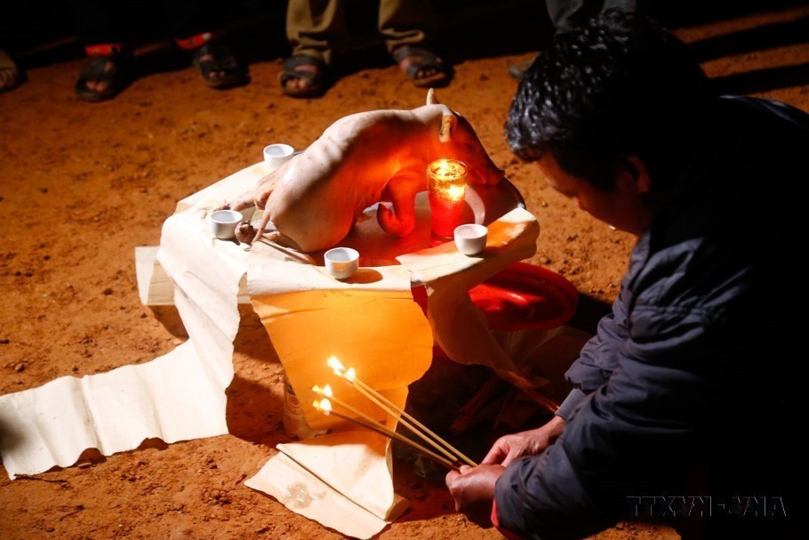 El festival de la danza del fuego se celebra todos los años después de la cosecha. (Foto: VNA)