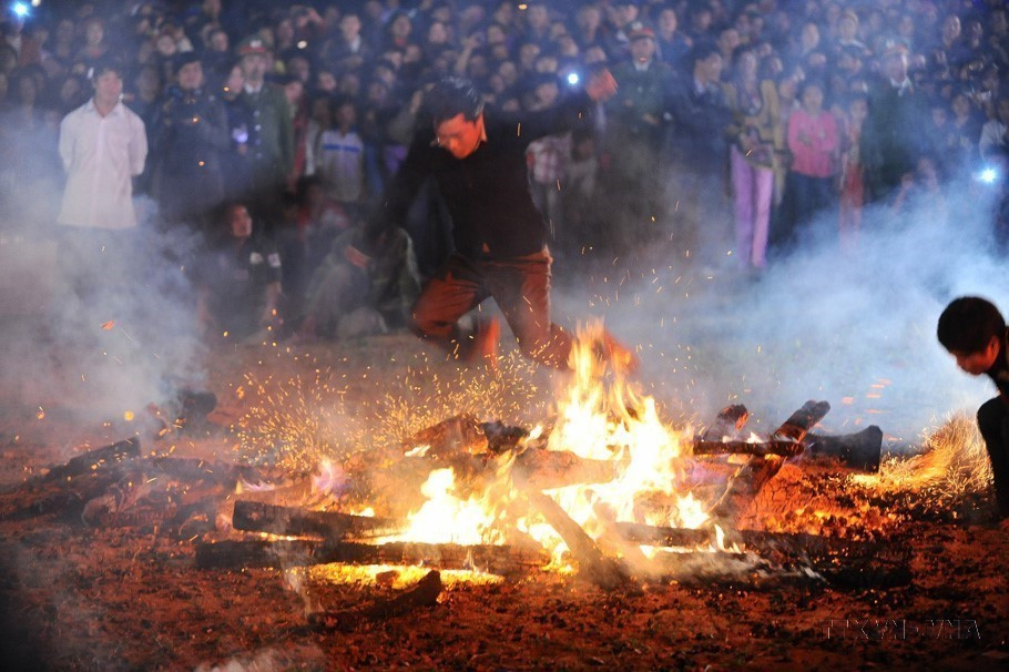 Bandeja de ofrendas en el ritual de salto de fuego del pueblo de Pa Then en el distrito de Lam Binh, provincia de Tuyen Quang. (Foto: VNA)