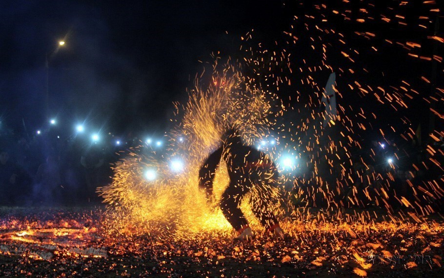 La gente de Pa Then baila sobre montones de brasas rojas sin quemarse ni herirse (Tuyen Quang). (Foto: VNA)