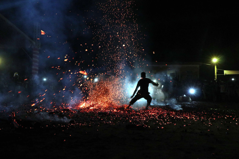  Ceremonia de salto de fuego del pueblo Pa Then, en la comuna de Hong Quang, distrito de Lam Binh, provincia de Tuyen Quang. (Foto: VNA) 
