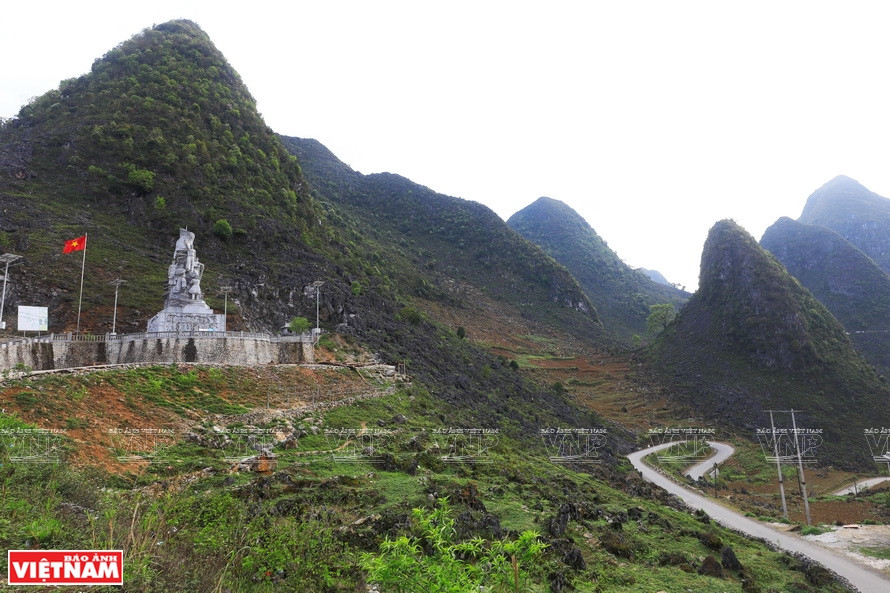 El monumento dedicado a trabajadores sociales y personas étnicas de Ha Giang que participaron en la apertura de la carretera 4C, se encuentra justo en la cima de la ladera de Pai Lung. (Foto: VNA)
