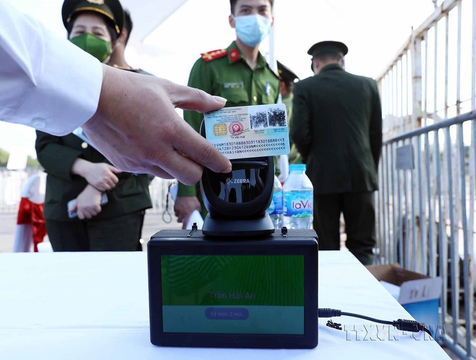 Los espectadores utilizan tarjetas de identificación ciudadana con chips electrónicos para la verificación de informaciones sobre las dosis de vacunación que han recibido, cuando ingresan al Estadio Nacional My Dinh (en Hanoi) para ver un partido de fútbol. (Foto: VNA)