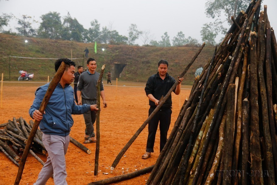 La leña para realizar el ritual del salto del fuego es preparada temprano por el pueblo étnico Pa Then en el distrito de Lam Binh, provincia de Tuyen Quang (2023). (Foto: VNA)