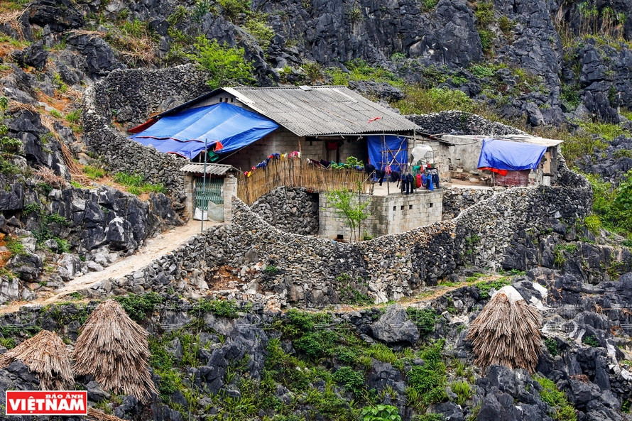 Una casa con una valla de piedra única en Pai Lung. (Foto: VNA)