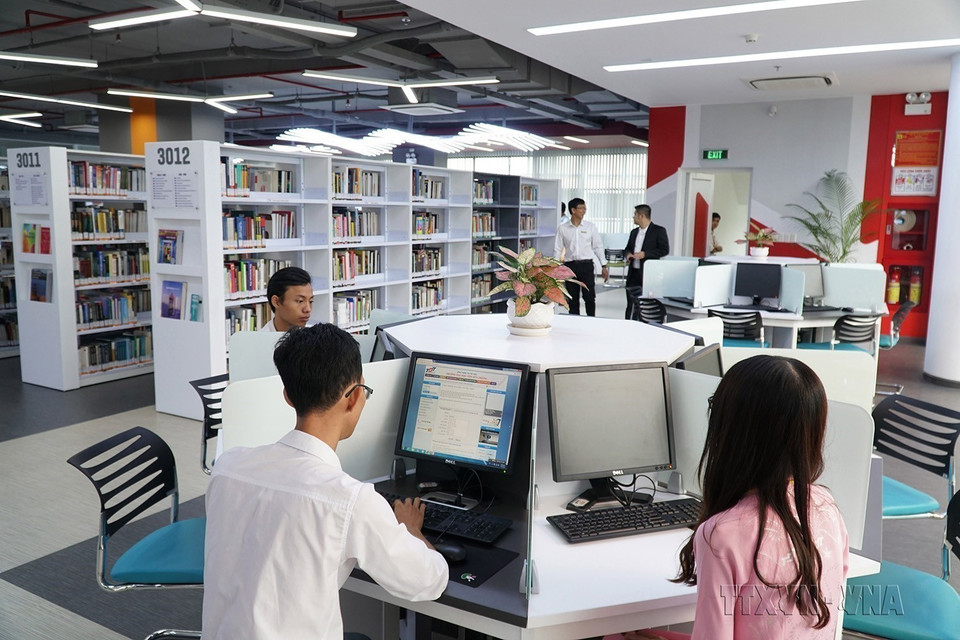 Biblioteca Inspiradora de la Universidad Ton Duc Thang en Ciudad Ho Chi Minh con servicios inspirados en las 100 bibliotecas universitarias mejores del mundo para respaldar la máxima accesibilidad y explotar todos los recursos disponibles en la institución. (Foto: VNA)