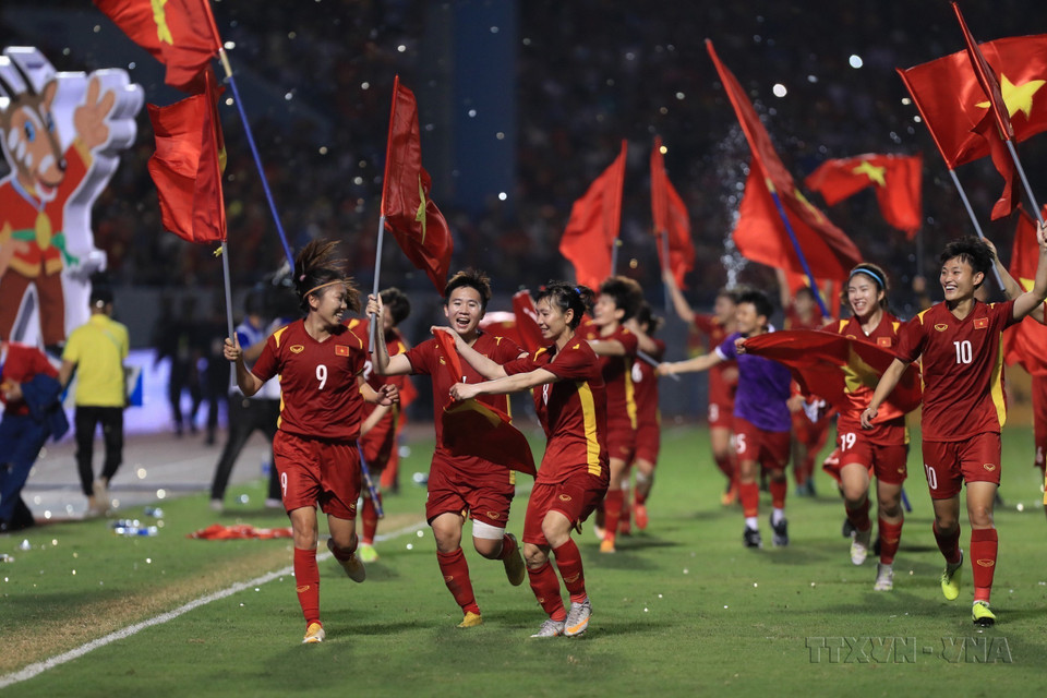 Las chicas "doradas" del fútbol vietnamita celebran la victoria en el partido final del fútbol femenino de los SEA Games 31, el 21 de mayo de 2022, en el estadio Cam Pha (provincia de Quang Ninh). (Foto: VNA)