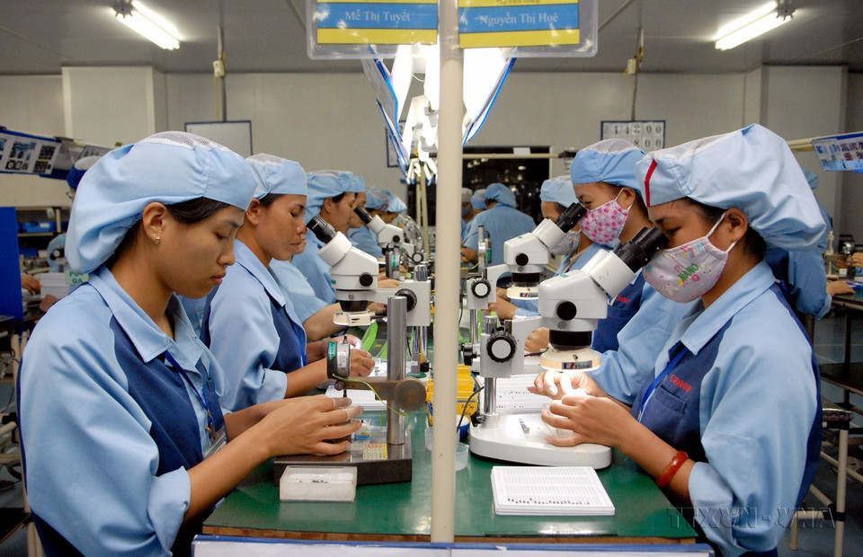Las mujeres vietnamitas, que representan más del 50% de la población y más del 48% de la fuerza laboral social, están presentes en todos los campos. En la foto: trabajadoras que producen componentes electrónicos en la fábrica Canon en el parque industrial Pho Noi A (Hung Yen). (Foto: VNA)