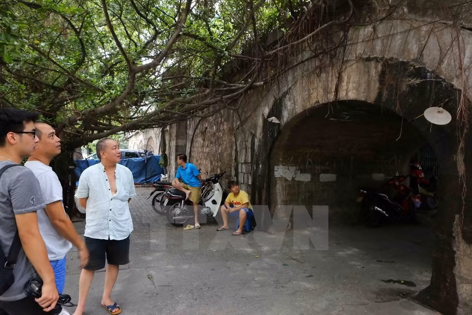 ​Uno de los cuatro arcos que fueron perforados para facilitar el tránsito de los pobladores (Fuente: VNA)