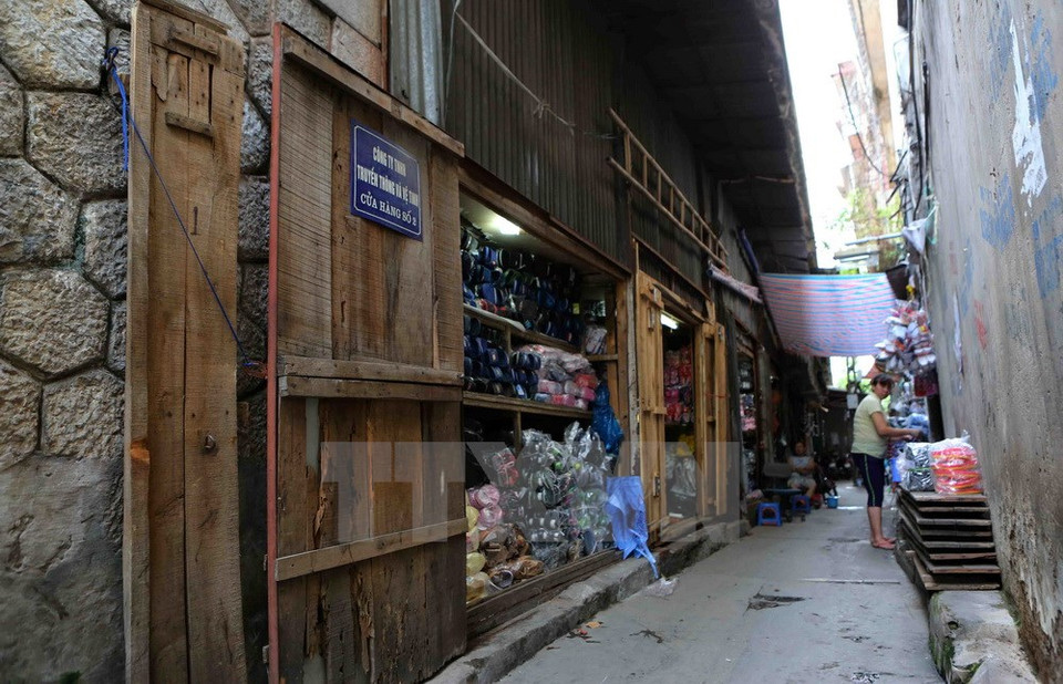 ​​Uno de los cuatro arcos que fueron perforados para facilitar el tránsito de los pobladores (Fuente: VNA)