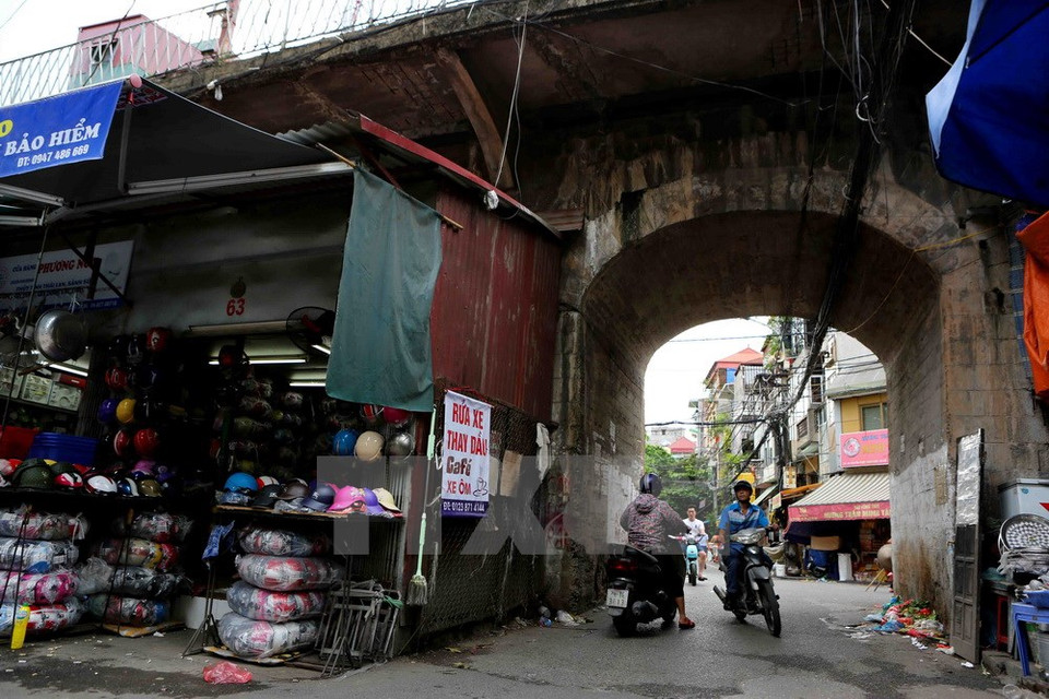 ​​Uno de los cuatro arcos que fueron perforados para facilitar el tránsito de los pobladores (Fuente: VNA)