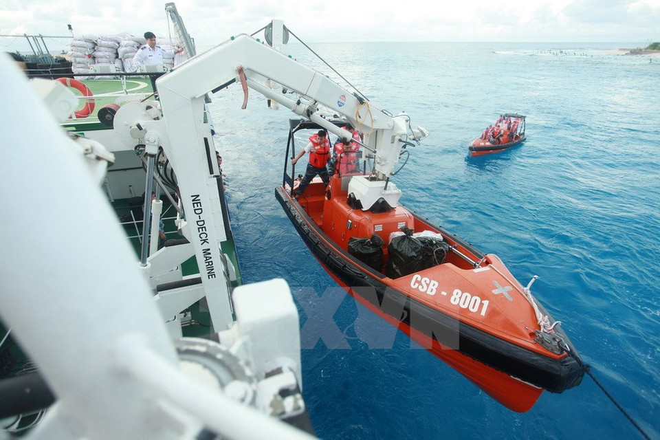 El barco CSB 8001 en la plataforma petrolera DK1/15 (Fuente: VNA)